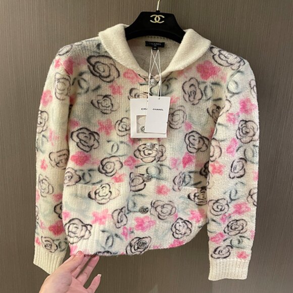 Chanel Beige Camellia Print in Cashmere and Silk - Picture 2 of 6